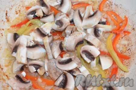 Затем добавить к ним грибы, посолить и посыпать карри.&nbsp;Обжаривать 3-5 минут.
