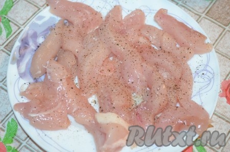 Мясо тоже порезать соломкой.