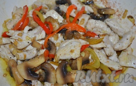 Вернуть курицу в сковороду к шампиньонам и овощам, перемешать.
