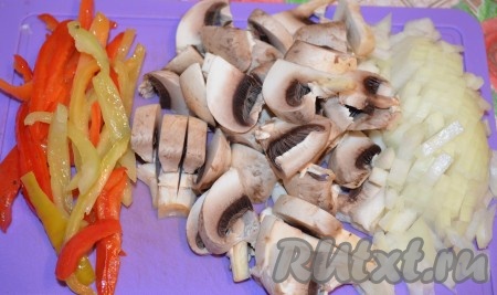 Подготовим ингредиенты. Лук порежем кубиком, грибы - нетонкой соломкой, сладкий перец - длинной соломкой.&nbsp;
