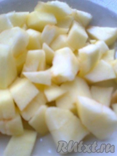 Нарезать очищенные яблоки на небольшие кусочки.

