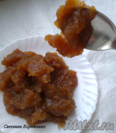 О готовности яблочного повидла можно судить не только по уменьшению объема, но и по состоянию пюре. Готовое повидло спадает с ложки кусками. 