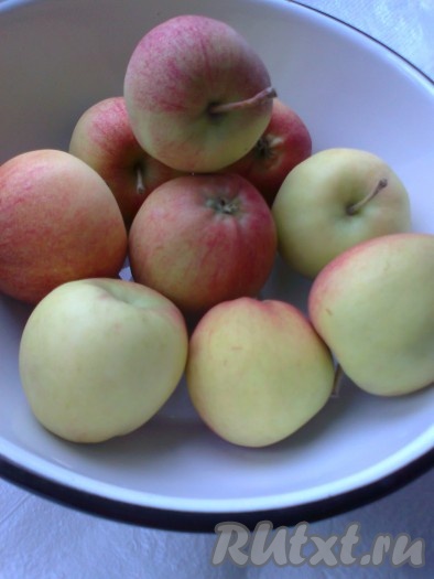 Сначала нам  нужно как следует помыть яблоки,