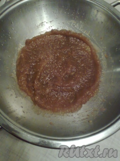 Затем пропарить яблоки для размягчения на паровой бане.
