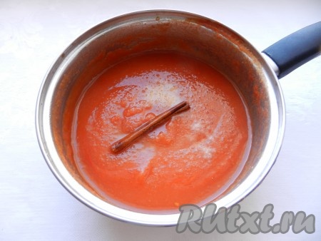 Затем добавить в соус соль, сахар и специи. Варить на медленном огне еще 15-20 минут. При этом домашний "Краснодарский" соус уварится и станет гуще. За 5 минут до окончания приготовления влить уксус. Из готового соуса вынуть палочку корицы, соус в горячем виде разлить по стерилизованным банкам, закрыть крышками, остудить и убрать для хранения.

