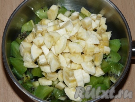 Киви и банан почистить, мелко нарезать. Переложить фрукты в кастрюльку.