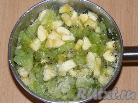 Размять фрукты вилкой не очень сильно. Затем добавить сахар и сок лимона. Хорошо перемешать и поставить на огонь.