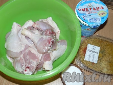 Куриные ножки разрезать на две части, добавить сметану, соль, специи. Хорошо перемешать.

