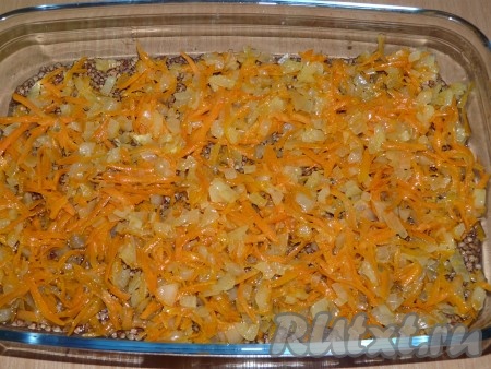 Поверх гречи выложить обжаренные овощи.