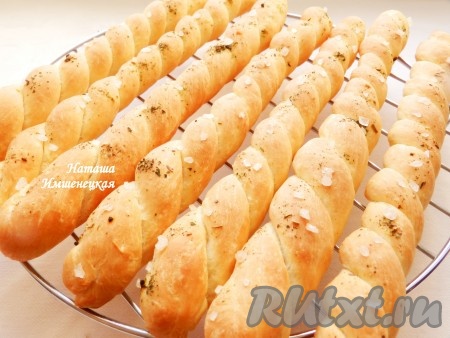 Выпекать хлебные палочки в разогретой до 200 градусов духовке 18-20 минут (до приятного золотистого цвета). Затем переложить с противня на решётку и остудить.