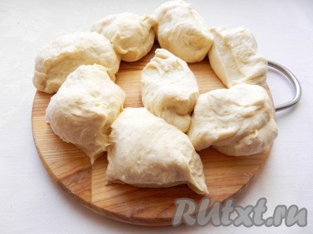 Тесто разделить на 7-8 равных частей.