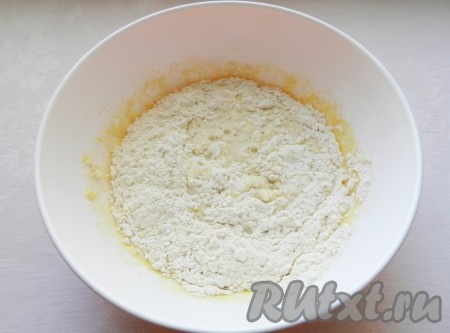 200 миллилитров воды подогреть до 38-40 градусов, перелить в глубокую миску, всыпать сахар и соль, перемешать тщательно, добавить 3 столовых ложки оливкового (или подсолнечного) масла, перемешать. Отдельно 200 грамм просеянной муки смешать с дрожжами. Получившуюся смесь муки и дрожжей всыпать в смесь воды и масла, перемешивая тесто вначале ложкой. А затем тщательно вымесить тесто руками, добавляя по мере необходимости муку.