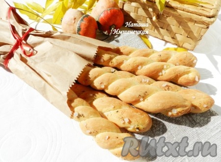 Вкусные и хрустящие хлебные палочки готовы.