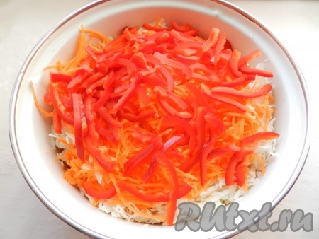 Болгарский перец нарезать тонкой соломкой.