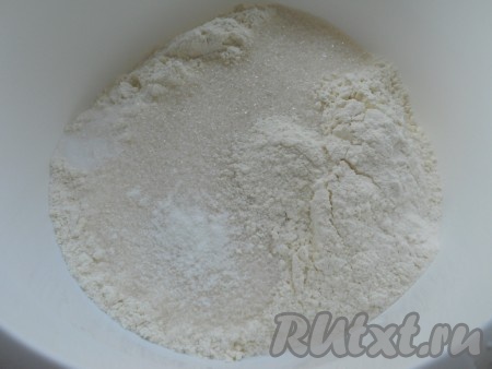 В глубокую миску просеять муку, добавить соль, сахар и разрыхлитель, перемешать.