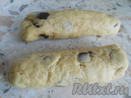 Замесить тесто. Оно должно быть нежным и мягким. Разделить тесто на 2 части, из каждой скатать колбаску. Завернуть в пищевую пленку и поместить в морозилку на 25-30 минут.