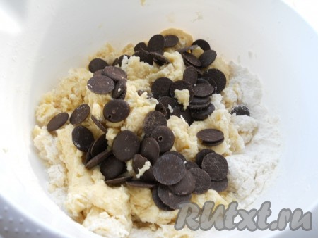 Руками перемешать тесто, но не вымешивать. Тесто для печенья должно остаться крупными кусками. Добавить шоколадные капли.