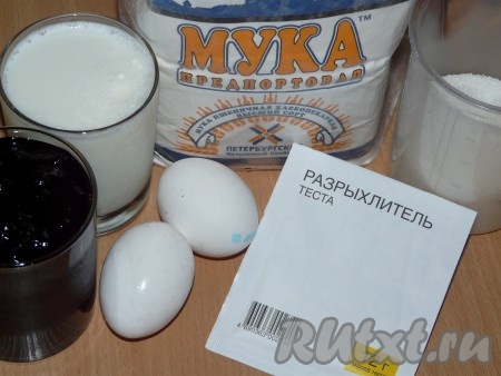 Подготовить продукты для приготовления бисквита из варенья и кефира. Кефир можно взять любой жирности. Варенье можно взять любое (у меня - варенье из чёрной смородины). Варенье процедить, удаляя ягоды и фрукты. Для приготовления бисквита желательно использовать только жидкую часть варенья.
