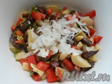 Маринованный лук отжать от маринада и добавить в салат.