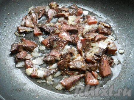 Я готовила салат со свежими лесными грибами, предварительно почистив их и отварив в течение 30 минут с начала закипания воды, затем слила воды и нарезала на небольшие кусочки. Если готовите со свежими шампиньонами, то промойте их, немного обсушите, а затем нарежьте. Вторую луковицу очистить, нарезать на небольшие кусочки и вместе с грибами выложить на сковороду, разогретую с небольшим количеством растительного масла, обжарить на среднем огне, иногда помешивая, в течение 10 минут. Посолить и поперчить. Готовые грибочки остудить.