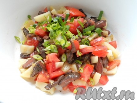 Добавить измельчённый зелёный лук.