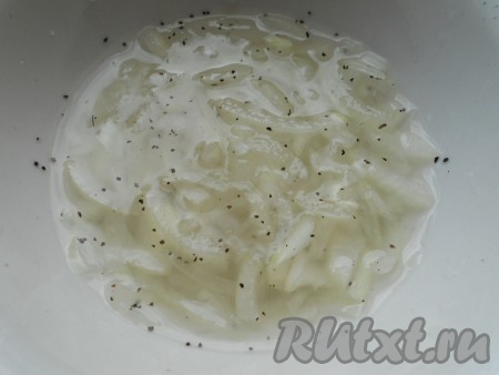 Картофель тщательно вымыть и, не очищая от кожуры, отварить до готовности (на это потребуется минут 25-30). 1 луковицу очистить, нарезать полукольцами (или тонкими произвольными кусочками), выложить в глубокую тарелку. Для приготовления маринада соединить холодную воду, соль, уксус, сахар, чёрный молотый перец, перемешать и залить им нарезанную луковицу.