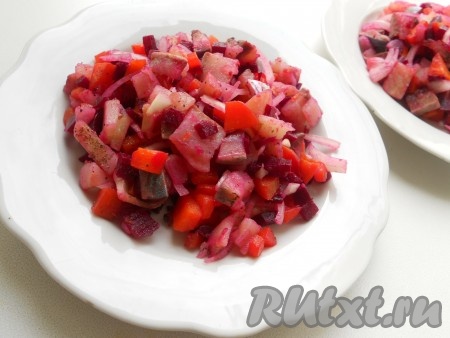 Посолить, поперчить салат "Ленивая шуба" с селёдкой по вкусу, перемешать. Затем можно заправить салат майонезом, но я предпочитаю вначале раскладывать его по тарелкам.