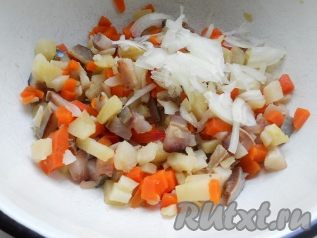 Сюда же выложить очищенную луковицу, нарезанную на тонкие полукольца.