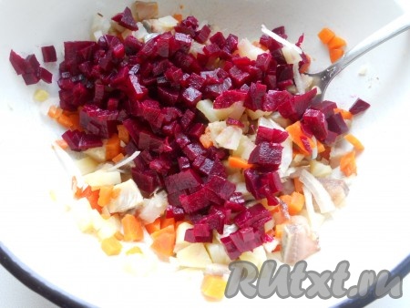 Свеклу очистить, можно натереть её на крупной терке, а можно нарезать на небольшие кубики и добавить в миску с овощами и селёдкой.