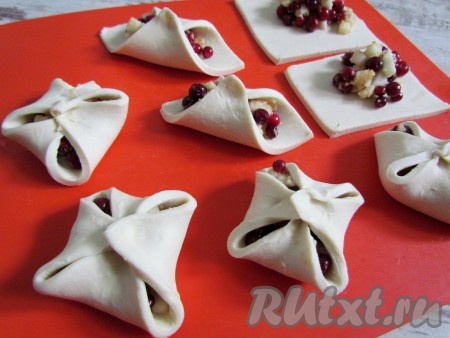 Защипните каждый квадрат теста с начинкой в виде конвертика.