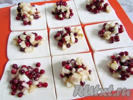 В середину каждого квадрата выложите начинку. Печенье, которое мы добавили в начинку, впитает в себя лишний фруктово-ягодный сок и не даст начинке при выпечке вытечь из пирожных.