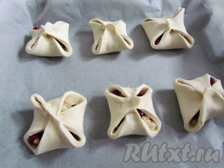 Противень застелите пергаментом, выложите слоеные пирожные и выпекайте при 180 градусах около 20 минут.
