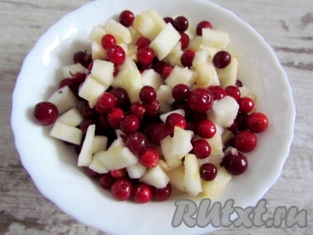 Бруснику переберите, промойте, просушите и смешайте с нарезанным яблоком. Замороженные ягоды предварительно разморозьте.