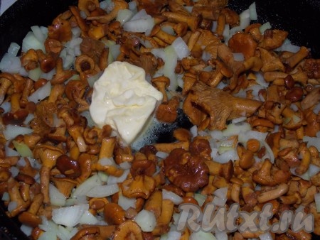 Начнем с лисичек (они у меня были заранее отваренными). Берем грибы, нарезаем лук и обжариваем на сливочном масле примерно минут 10.
