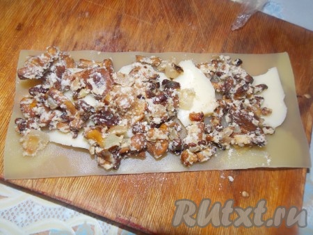 Затем на сыр выкладываем грибы.