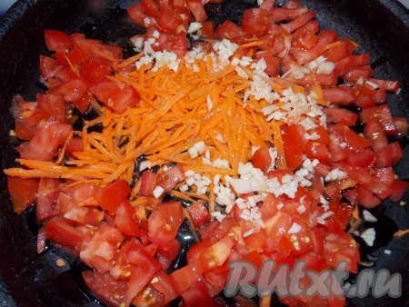 Теперь приступаем к приготовлению соуса. Нарезаем помидоры, натираем морковь на терке, мелко режем чеснок. И выкладываем овощи на сковороду.

