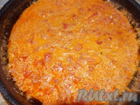 Все перемешиваем, доводим до кипения и соус готов.