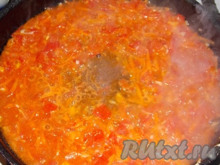 Обжариваем овощи примерно минут 5. Затем добавляем 1-2 стакана воды, немного солим. И тушим минуты 3-4.