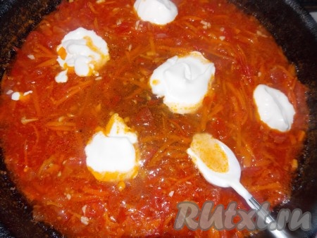 Затем добавляем к соусу 5 чайных ложек сметаны.