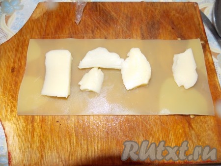 Сначала выкладывала кусочками сыр.