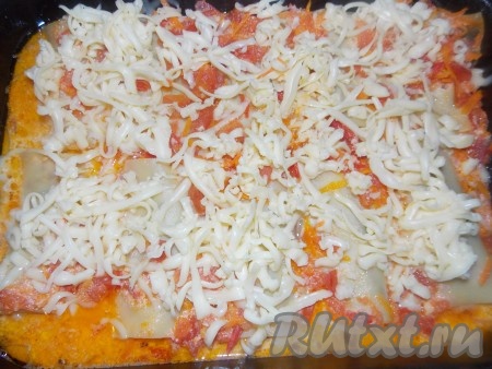 Натираем немного сыра сверху. И ставим в духовку минут на 20 при температуре 200 градусов.