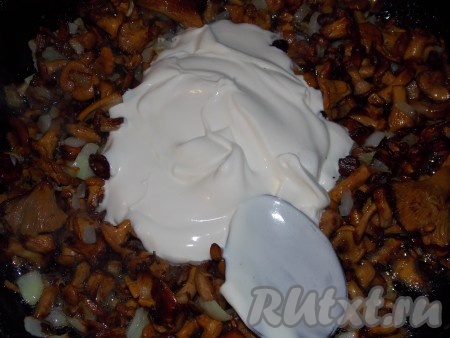 Затем добавляем 3 столовые ложки сметаны и тушим минуты 2 (грибы я не солила, так как в самих рулетах будет сыр, а в нем и так достаточно соли).