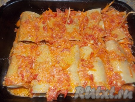 Затем заливаем наши рулеты из листов лазаньи овощным соусом.
