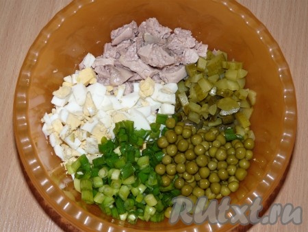 Огурцы нарезать на небольшие кубики. Лук, печень, яйца мелко нарезать. В миске соединить печень трески, яйца, зелёный горошек, лук, огурец, майонез, хорошо перемешать получившийся салат.