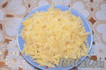 Сыр натереть на крупной тёрке.