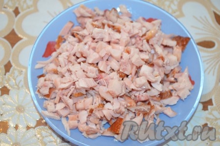 Копчёное мясо можно взять с любых частей курицы. 150 грамм мяса курицы, отделённого от костей, нарезать мелко.