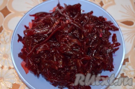 Остывшую очищенную варёную свеклу натереть на крупной тёрке.