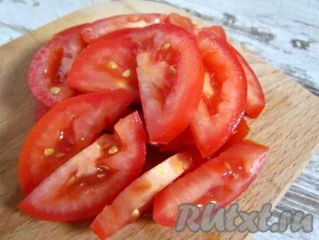 Помидоры&nbsp; крестообразно надрежьте, ошпарьте кипятком, удалите кожицу и нарежьте мякоть полукольцами.