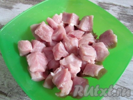 Мясо промойте под холодной водой, просушите и нарежьте небольшими кусочками. Обжарьте на среднем огне вместе с луком в небольшом количестве растительного масла до полуготовности.