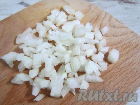 Лук нарежьте кубиками.